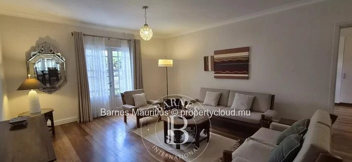 QUATRE BORNES - Maison et bureau jumelés à vendre - 450 m²