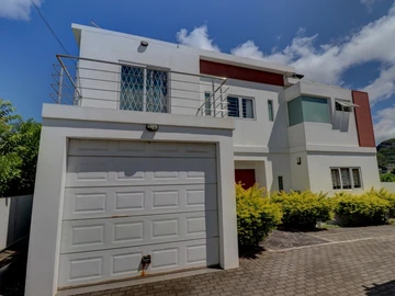 Magnificent contemporary 4-bed house with stunning view 