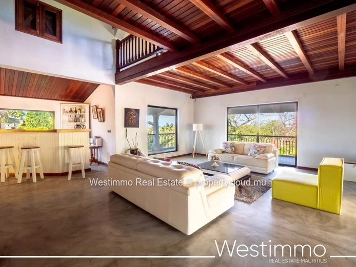 TAMARIN - 750 m2 villa ideal for a family or rental project