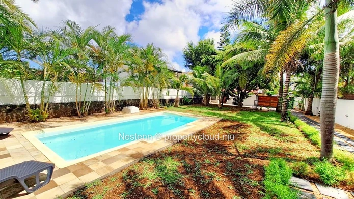 Modern 4-bed house in a beautiful garden