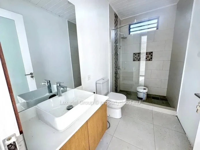 Elegant 4-Bedroom Ensuite Villa with Pool & Rooftop