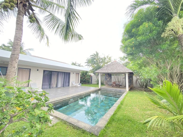Villa PDS à vendre à Péreybère, 221m² habitables, terrain de 681m², 3 chambres + 1 bureau, piscine privée, 1 garage e...