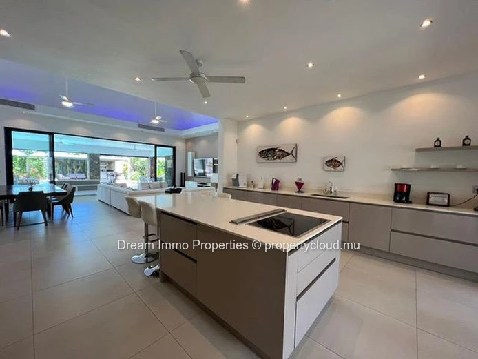 Superbe Villa Style Balinais Avec Grande Piscine A Grand Baie - Ile Maurice