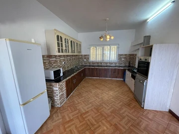 6 Bedroom House