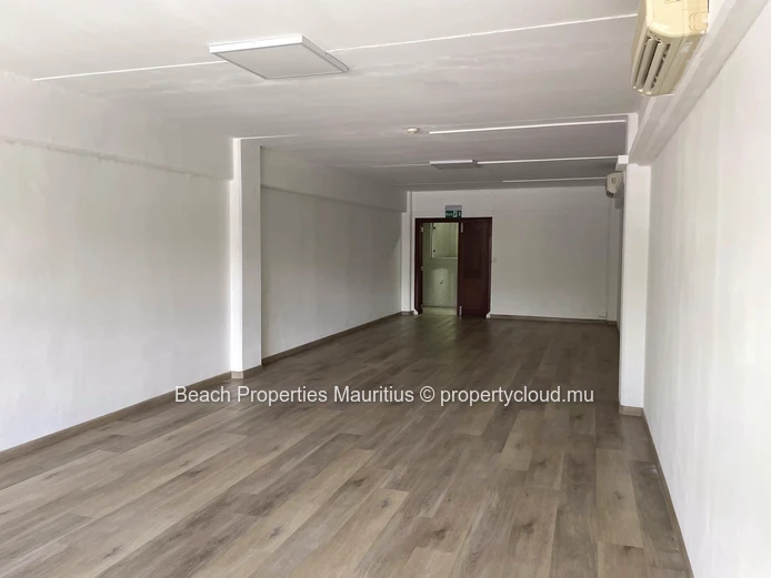 Unité de bureau open space lumineuse et fonctionnelle de 56 m² sur la côte ouest