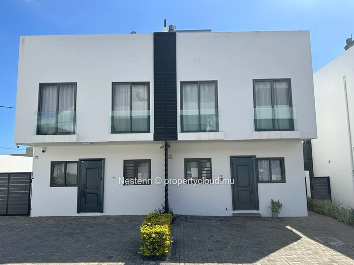 Modern 3-bedroom duplex with private pool 