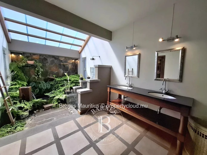 FLOREAL - Maison familiale ou bureau avec studio indépendant – 420 m²