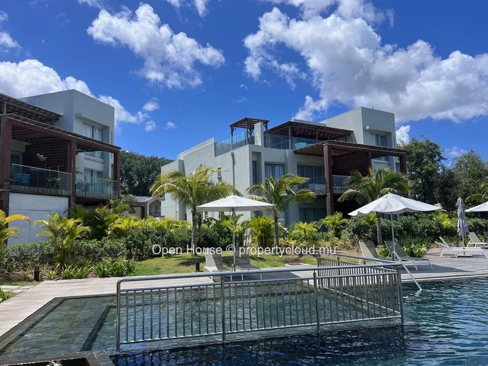 Oceanfront penthouse, 2 bedrooms with en suite bathrooms, direct access to the sea, jacuzzi, terrace, panoramic sea v...