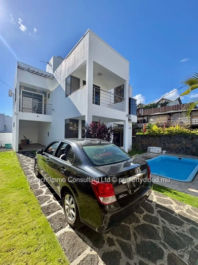 belle villa de 4 chambres, moderne , avec piscine et jardin a trou aux biches