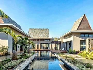 Exclusive Villa Opposite 5-Star Hotels and Sea