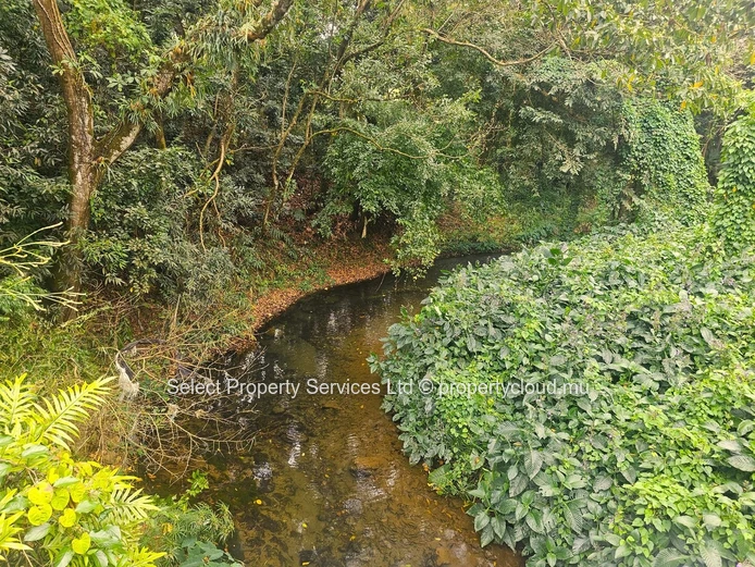 A Vendre Terrain En Pleine Propriété Idéalement Situé À Moka