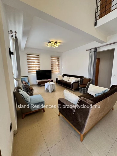 Maison moderne et spacieuse, entièrement meublée avec 4 chambres et double garage