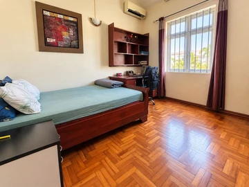 6 Bedroom House