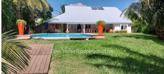 WATERFRONT # Local market # 250m² living space, 2,600m² land, 3 bedrooms, pool, garden, veranda # Outbuilding of 80m2...