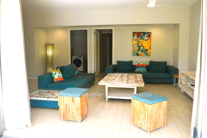 Appartement moderne et bien conçu entièrement meublé à vendre dans une résidence sécurisée.