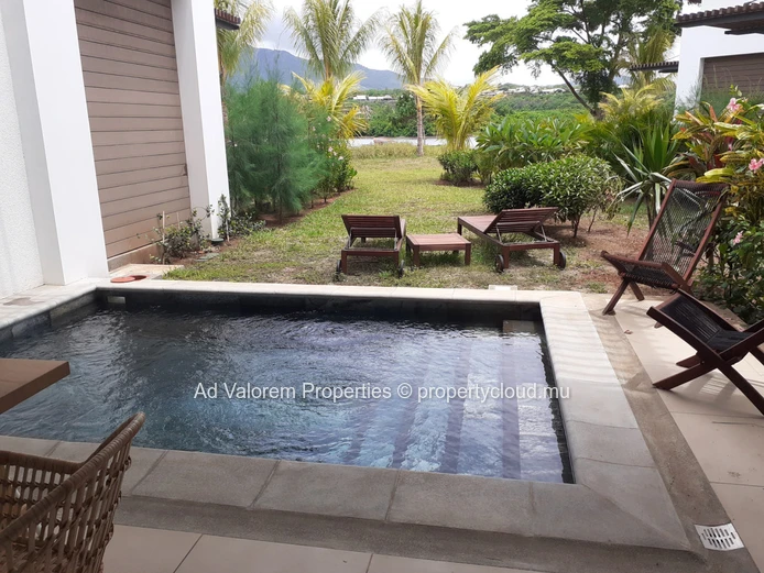 Duplex à louer à Rivière Noire - Black River, 215m², 3 chambres, piscine privée, proche écoles, arrêt de bus, golf, h...