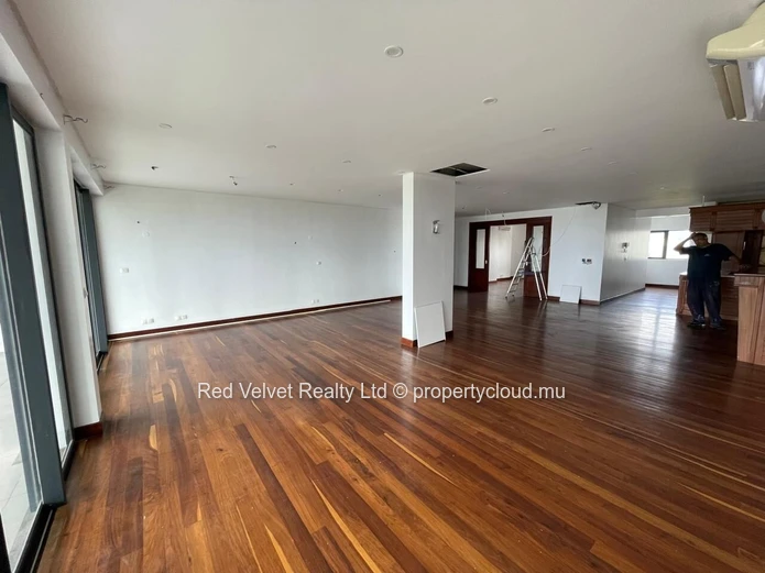 Luxury 300m² Penthouse Overlooking Parkland & Mountain Views