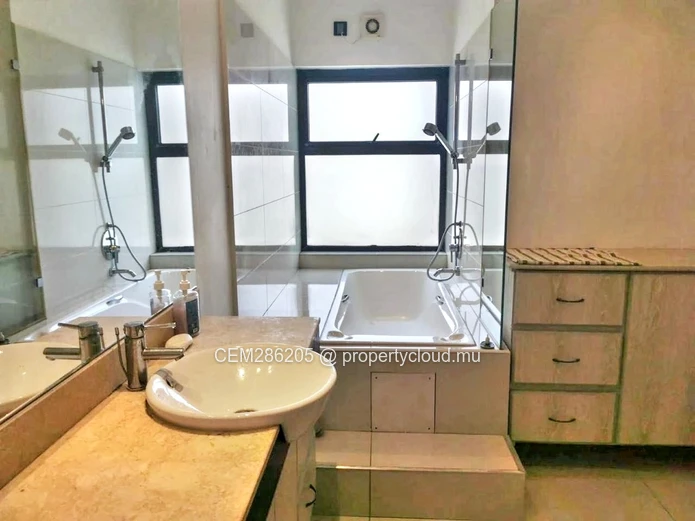 Élégant Appartement de 3 Chambres Avec Vue Sur la Mer et les Montagnes à Louer à Phoenix