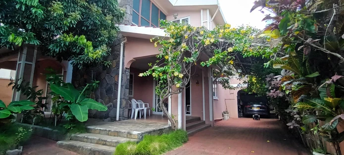 Sodnac Quatre Bornes fully furnished 6 bedrooms house. Freehold plot of land 475 sqm. (Sole Mandate)