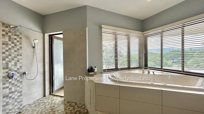 Unique 4-Bedroom Villa steps from Tamarin Beach