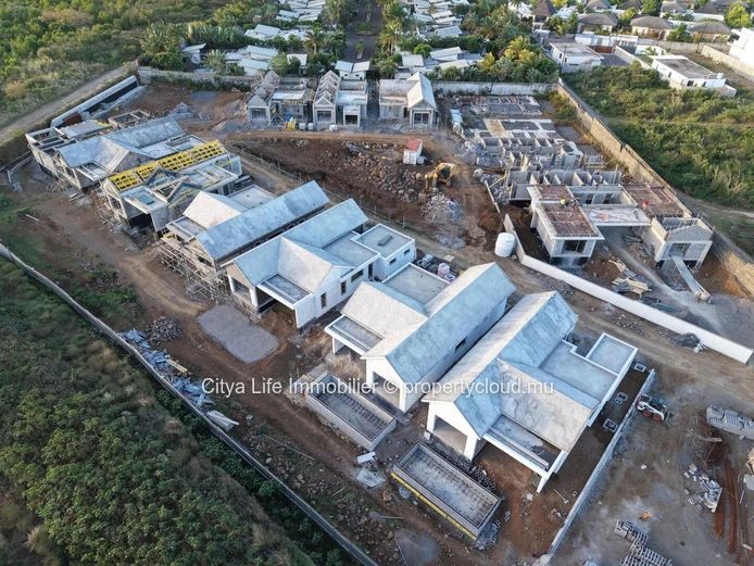 Villa PDS à vendre à Grand Baie, 176m² habitables sur terrain de 401m², 3 chambres, piscine privée. Prix : 685 000 €.