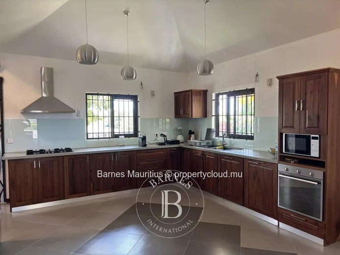 BEAU VALLON - Maison de 493 m² sur terrain de 1 630 m² - 4 chambres