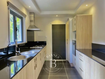 6 Bedroom Villa