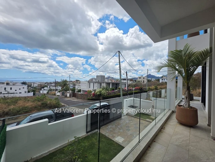 À Louer : Superbe Triplex Neuf De 600 M² À Coromandel!