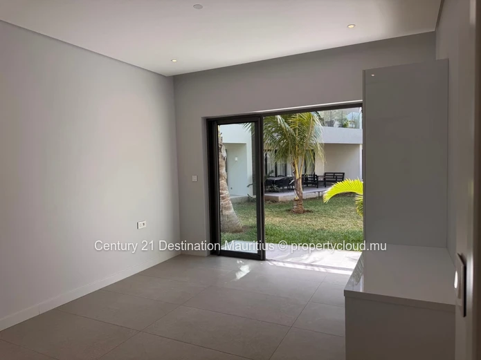 Ground Floor Corner Apartment | La Pointe | Pointe aux Canonniers | 130m²