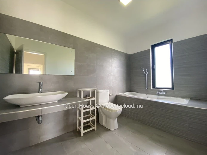 Villa meublée 3 chambres avec piscine à louer à Péreybère