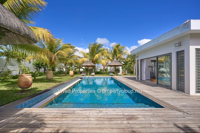 RES villa, accessible to non-Mauritians, for sale in Grand Baie, 362m² of living space, 1,185m² plot, 4 bedrooms, off...