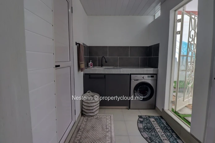 Appartement meublé moderne à Coromandel, comprenant 2 chambres, 1 salle de bain, une cuisine séparée et un jardin. Pr...