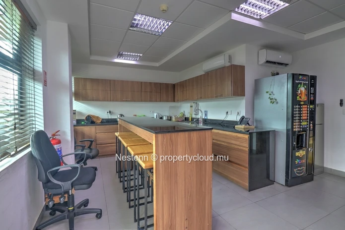Bureaux meublés de 20 m² avec climatisation, parking et salles de réunion