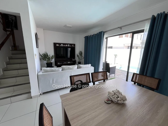 Duplex for rent in Flic en Flac, 3 bedrooms, private pool.