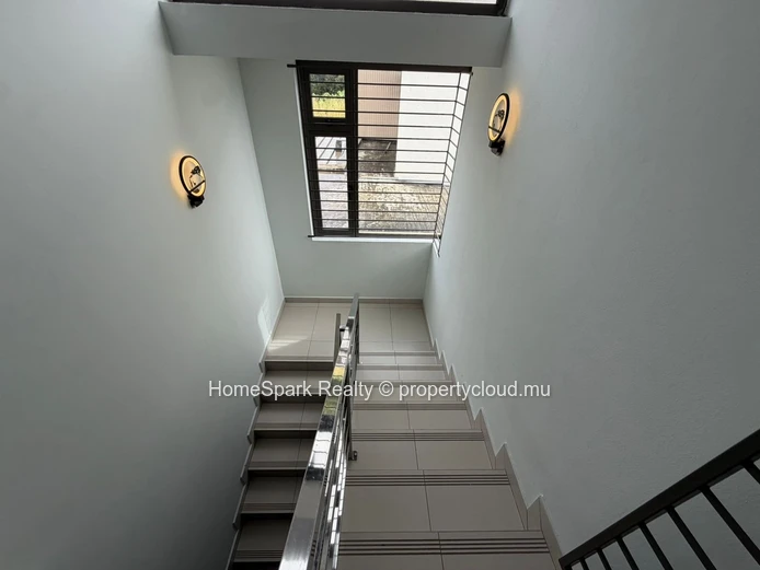 Maison Moderne à Vendre – Spacieuse et Bien Entretenue