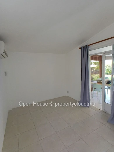 5-Bedroom Villa for Rent in Tamarin, 280m² Living Space, beach access