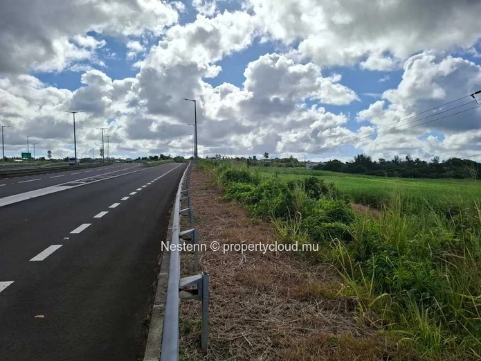 Land of 188820 m² near airport and proximity to a stone crusher.