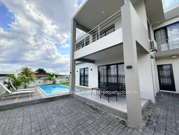 Maison neuve de 4 chambres avec piscine privé et espace Jardin