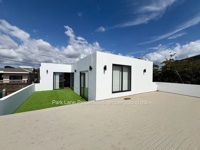 Belle maison contemporaine fraichement rénovée avec piscine