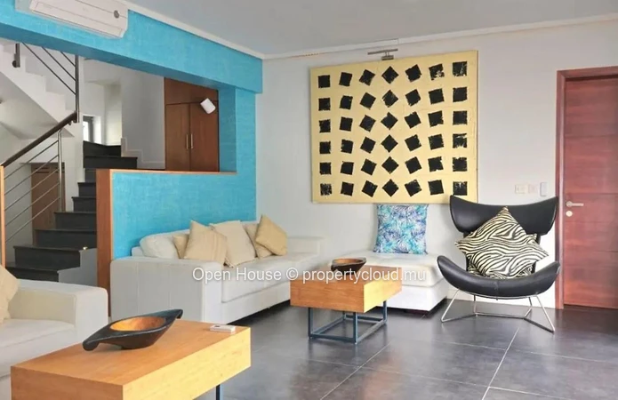 Contemporary villa facing the sea, with beach access, 3 ensuite bedrooms, swimming pool, and gym.