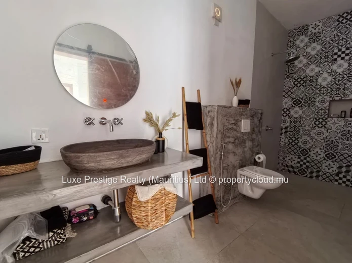 Villa neuve 3 chambres en suite à louer à Calodyne | À 350m de la mer | Rs 105,000 négociable