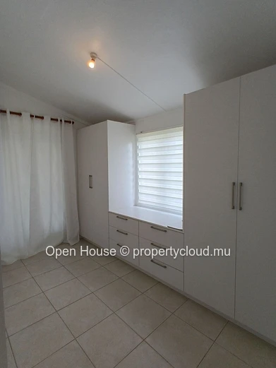 5-Bedroom Villa for Rent in Tamarin, 280m² Living Space, beach access
