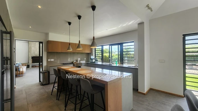 Villa duplex moderne à Moka avec 4 chambres, piscine privée, meublée, sécurité et vue sur la montagne.