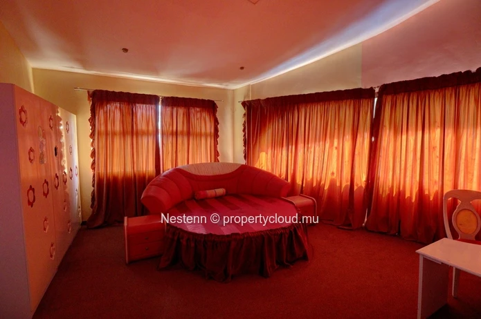 Traditional 5 bedroom house with swimming pool and garden 