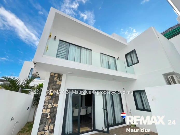 Modern 3-Bedroom En-Suite Villa with Private Pool | Pointe aux Biches Steps from the Beach, Tucked i