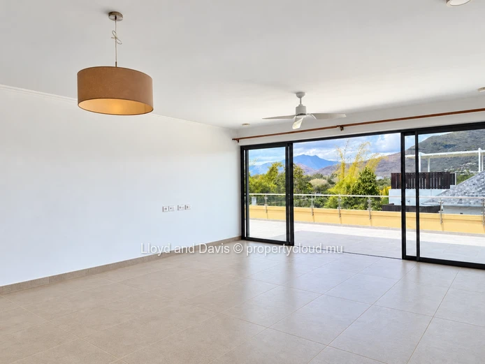 Exceptional 3-Bedroom Penthouse with Rooftop and Direct Beach Access