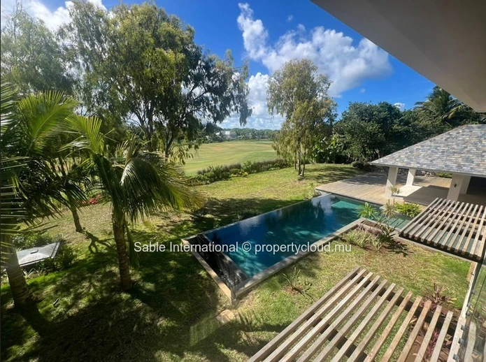 Villa RES à vendre à Beau Champ, 589m² habitable, 2.400m² terrain, 5 chambres, piscine privée, accès mer, salle de gym.
