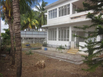 Albion Morc Raffray House consisting in 3 independant flats. Plot of land 135 toises.