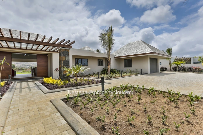 Modern villa of 4 bedrooms in a secure residence