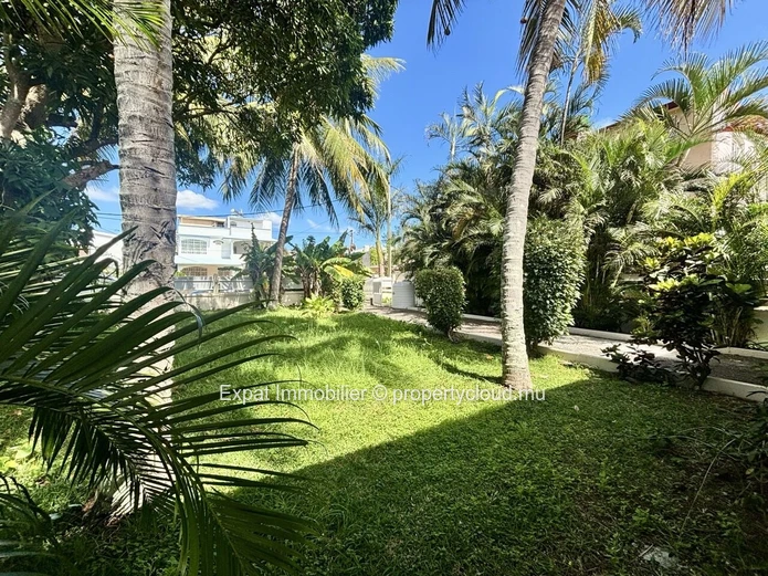 House With Large Veranda, Garden And Beach Walking Distance – Pereybere